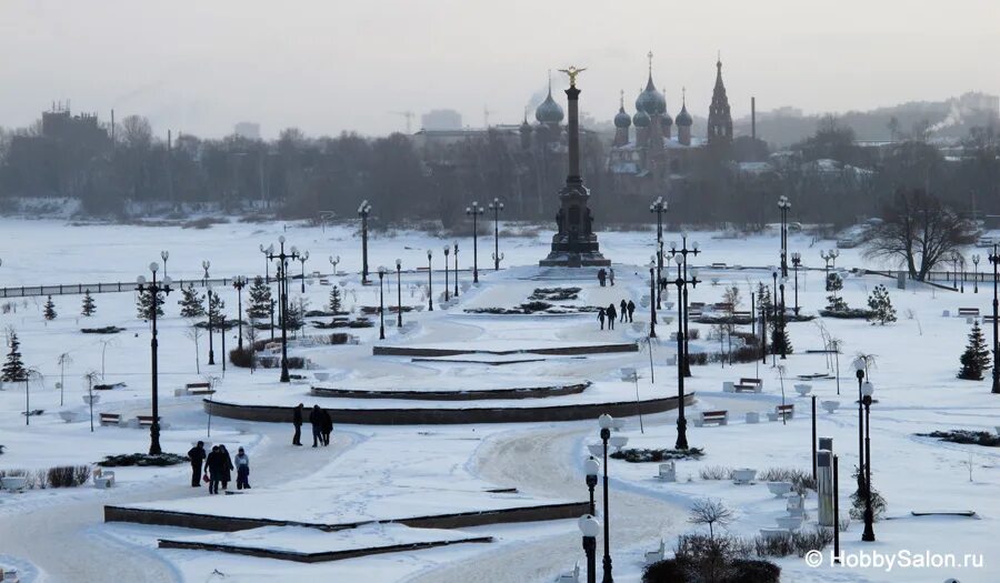 Зимний стрелок. Парк тысячелетия Ярославль зимой. Ярославль площадь тысячелетия. Парк стрелка Ярославль зимой. Стрелка Ярославль памятник тысячелетие Ярославля зимой.