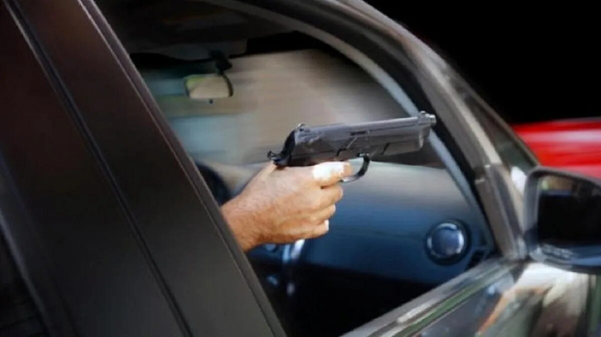 Авто стрельба. Полиция гонится. Полицейский с пистолетом. Авто стрельба. Водитель с оружием.