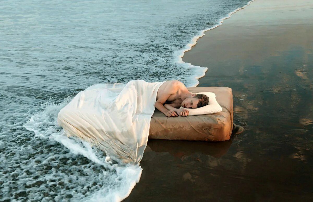 Пока спал на пляже. Фотосессия на матрасе на воде. Воды спят. Спать на берегу моря. Сон на берегу моря.