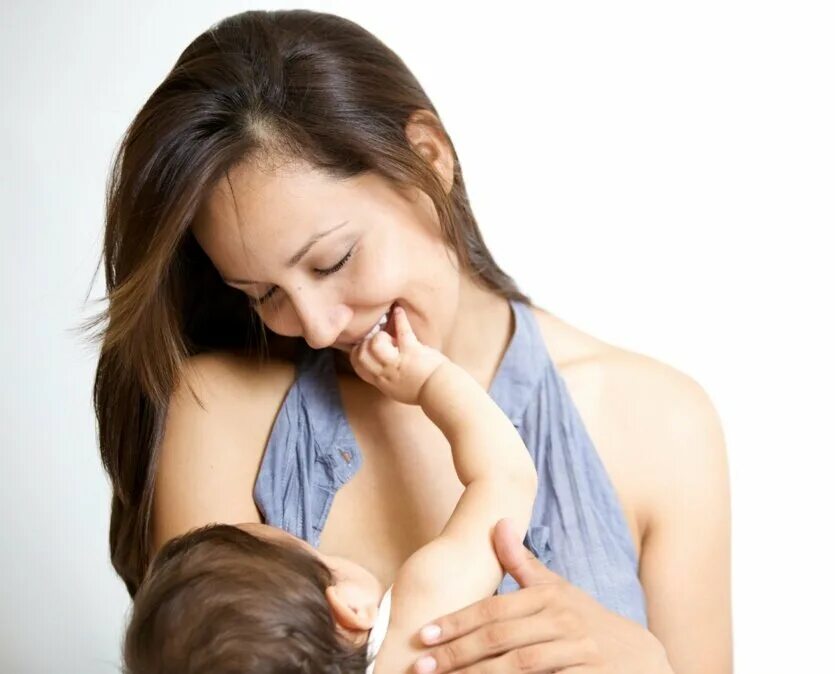 Грудное вскармливание. Кормящая женщина. Кормление грудью. Мама кормит ребенка.