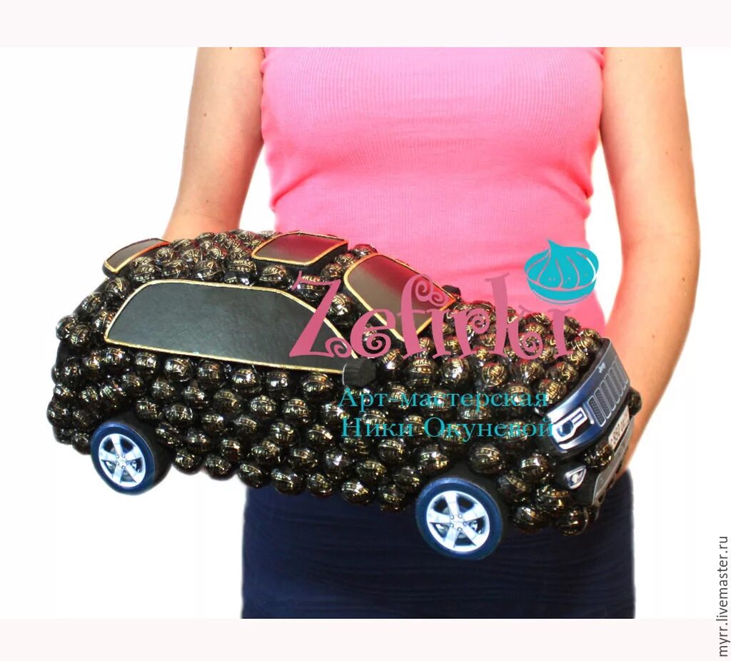 Подарок мужчине водителю. Ретро автомобиль из конфет. Машина из шоколадок. Что подарить папе в машину. Что подарить папе в машину.