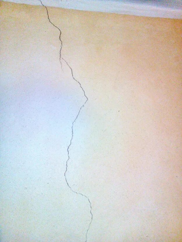 Почему пошли трещины. Трещина в стене. Землетрясение трещины. Трещина в стене под обоями. Обои с трещинами.