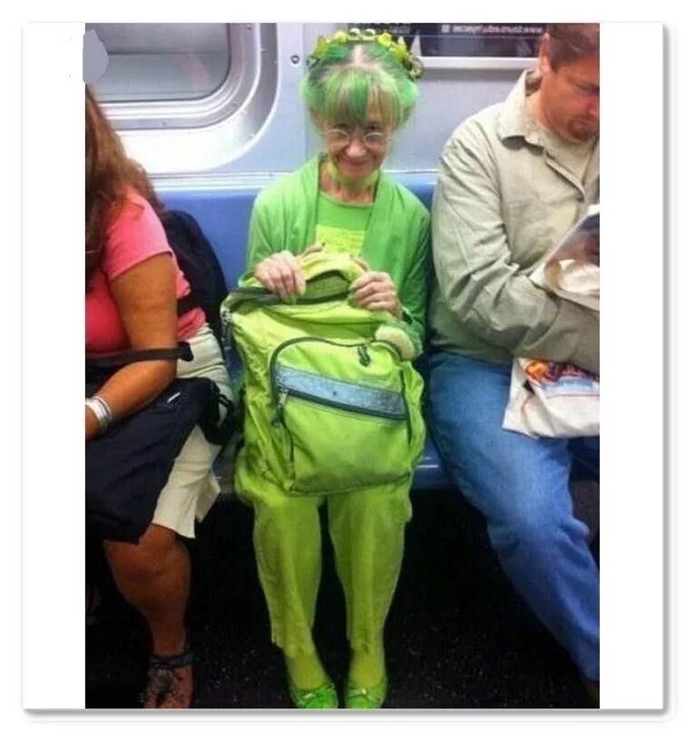 Зеленые шутки. Смешные костюмы. Зеленый цвет прикол. Смешно и странно одетые женщины. Шутки про зелёный.