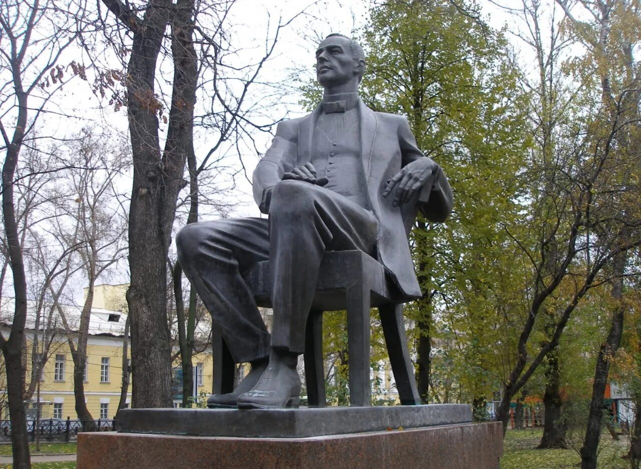 Памятник рахманинова великий новгород. Памятник рахманинову в тамбове. Памятник михаилу глинке. Памятник сергею васильевичу рахманинову в великом новгороде. Памятник глинке в москве.