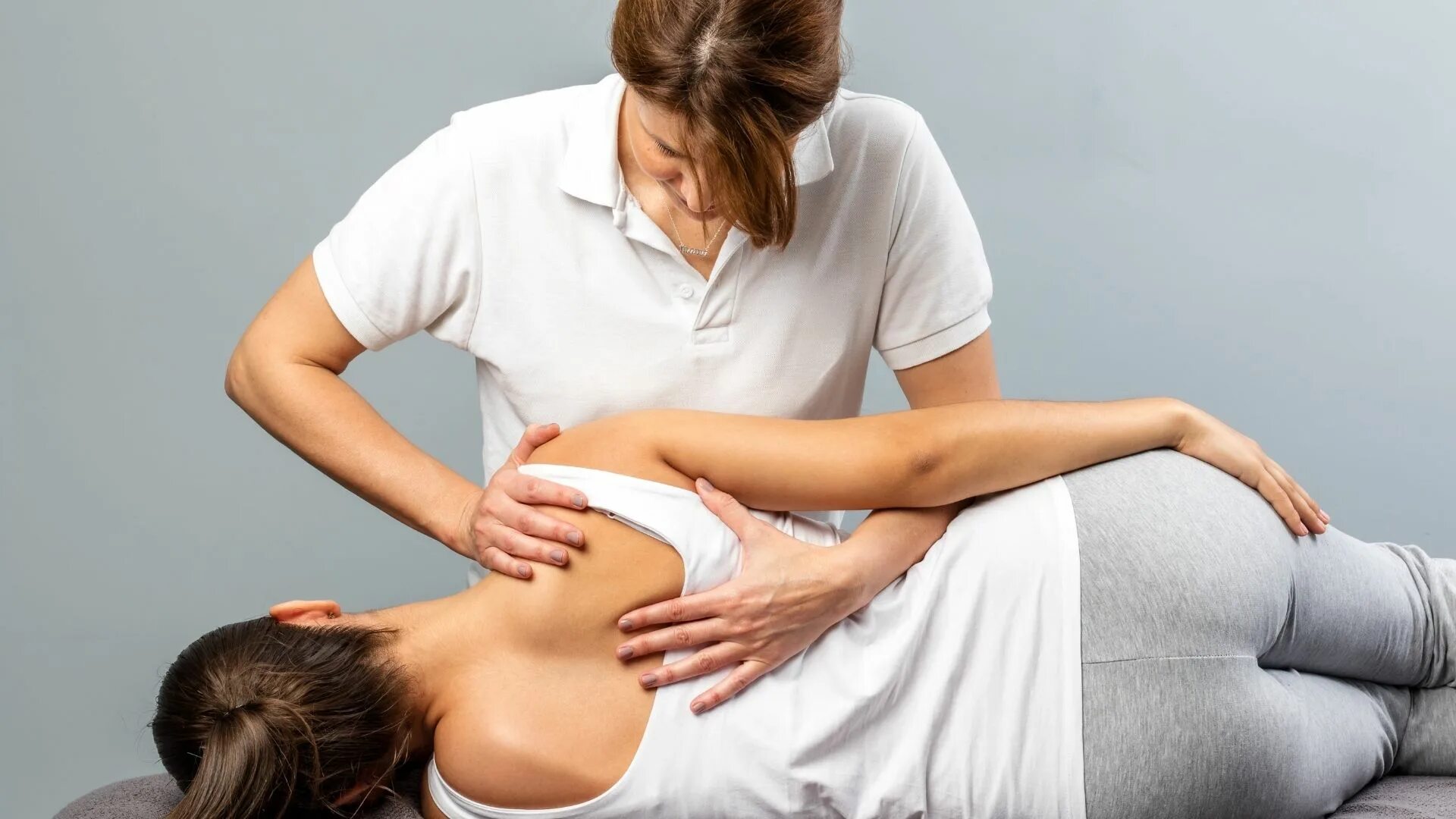 Слегка сжимая. Массаж при боли в спине. Фотосессия для массажных врачей. Хиропрактика. Спортивный массаж.