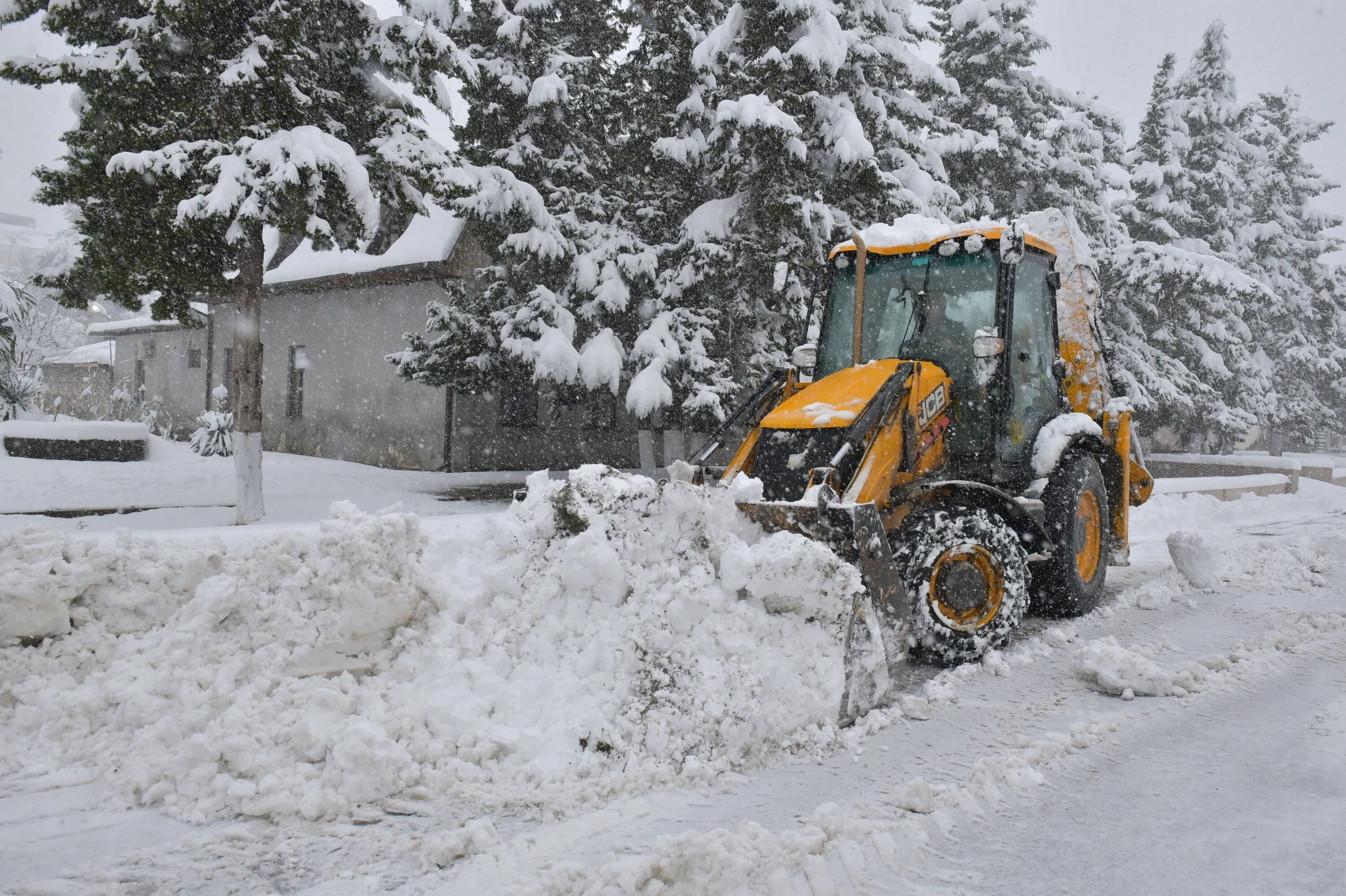 Мини погрузчик JCB 135 уборка снега. Снегоуборочный трактор. Трактор снег. Трактор для уборки снега. Аренда трактора снег