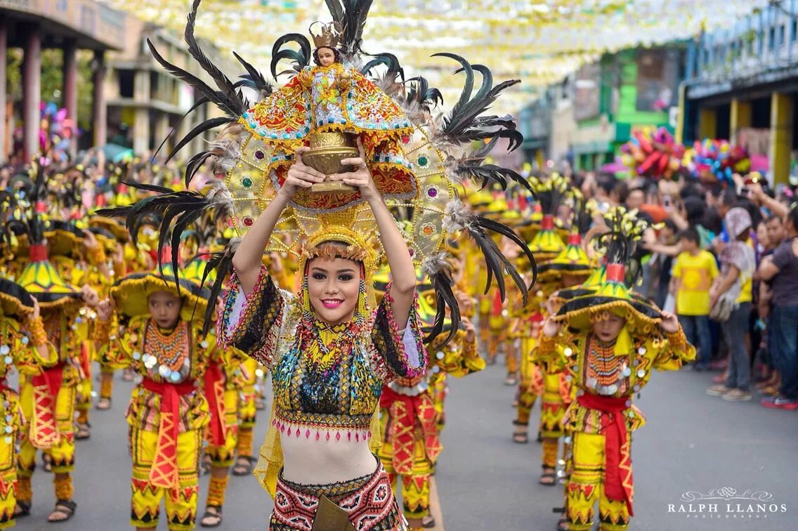 Филиппина на английском. Mascara Festival Филиппины. Синулог фестиваль. Филиппины карнавал. Фестивали Моноринес Филиппины.