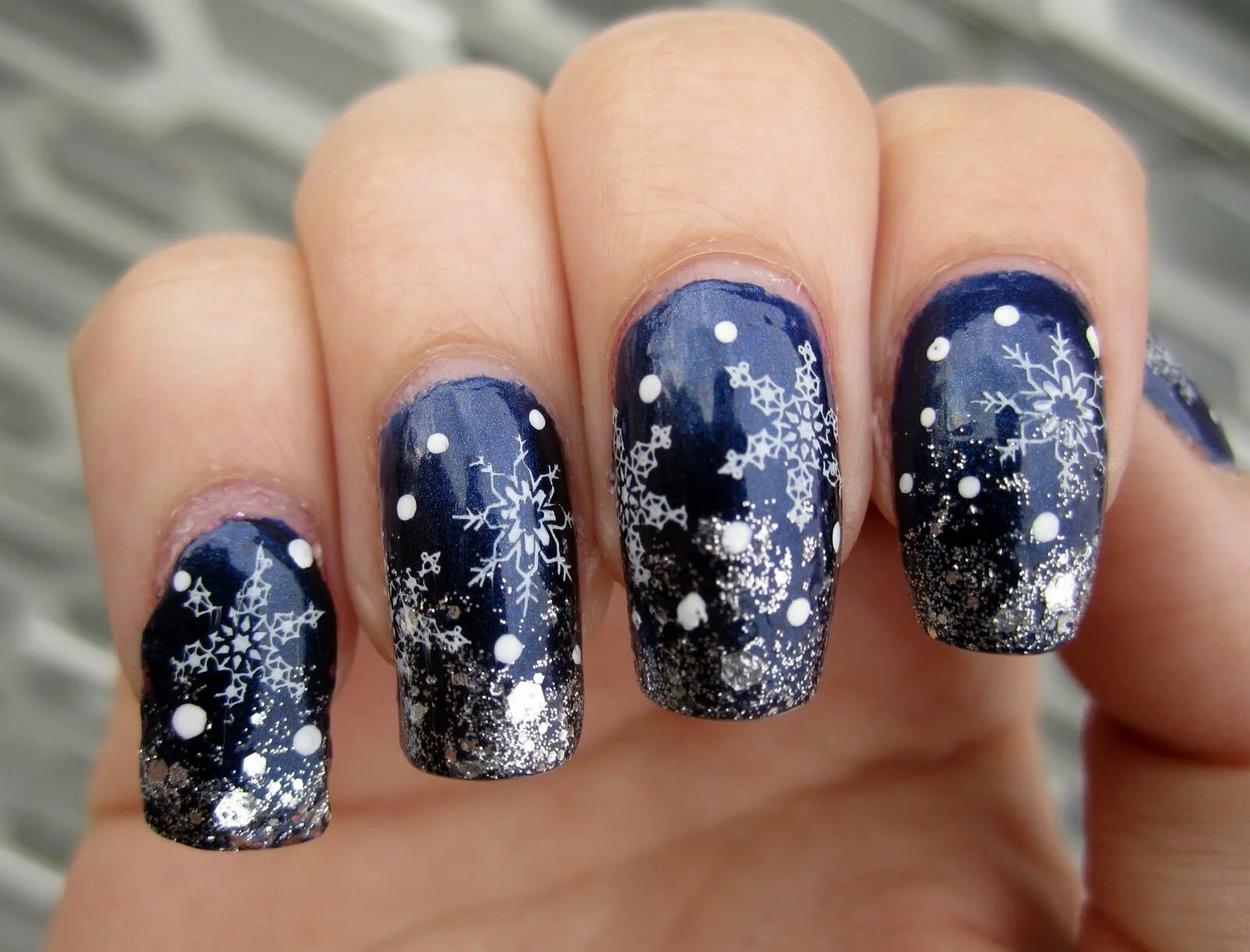Простой новогодний маникюр фото. Новогодние ногти. Новогодний маникюр несложный. Простой новогодний маникюр фото. Зимний маникюр.