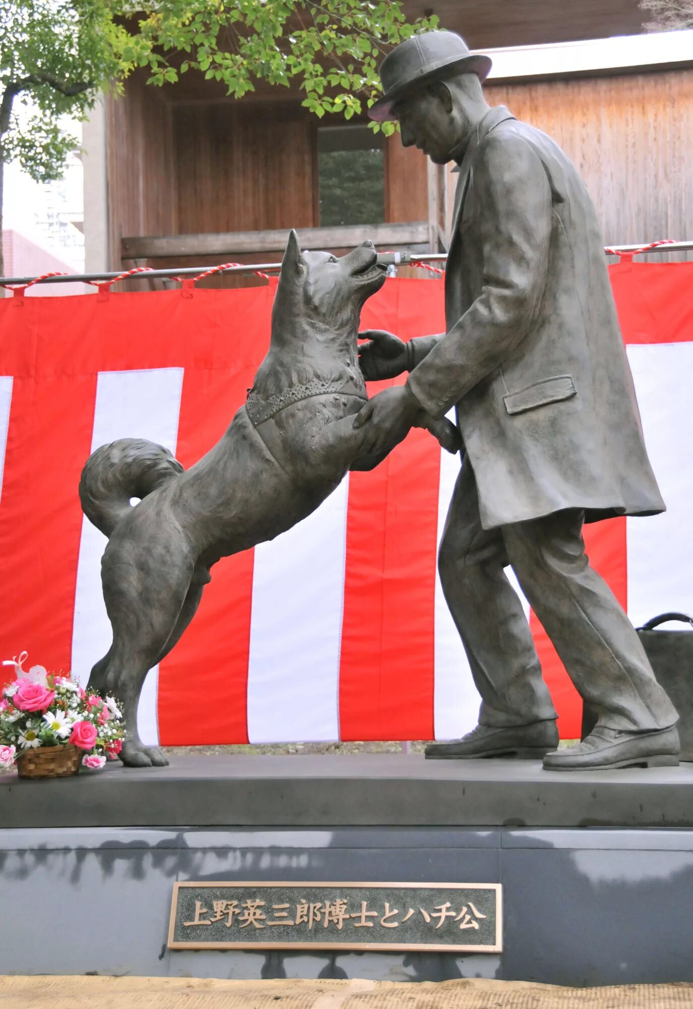 Статуя Хатико Сибуя. Памятник Хатико. Статуя Хатико у станции Сибуя. Памятник собаке Хатико в Японии.