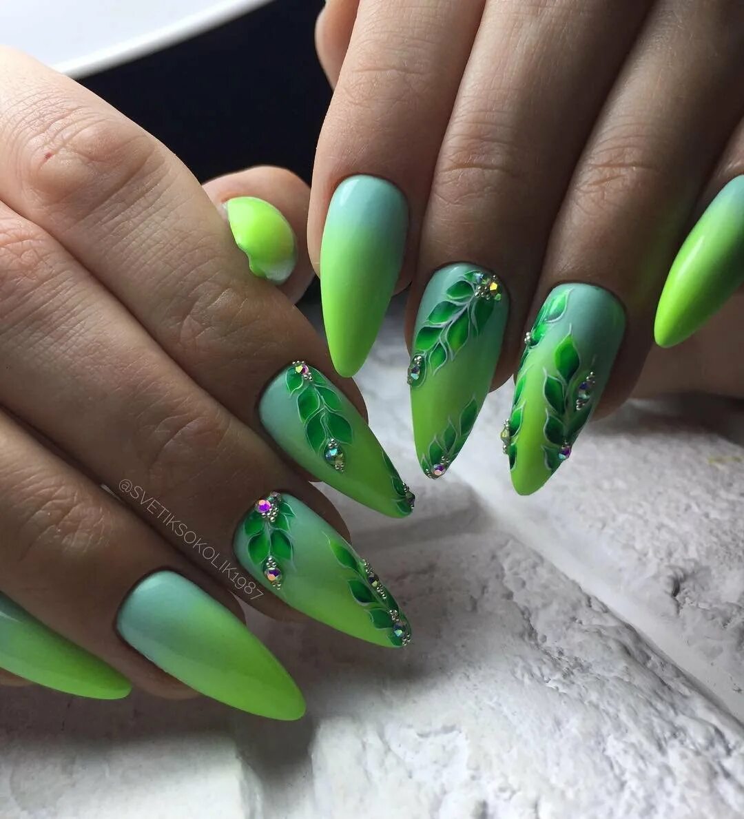 Салатовый маникюр с цветами. Салатовый маникюр. Зелёные ногти маникюр. Красивые яркие ногти. Яркие зеленые ногти.