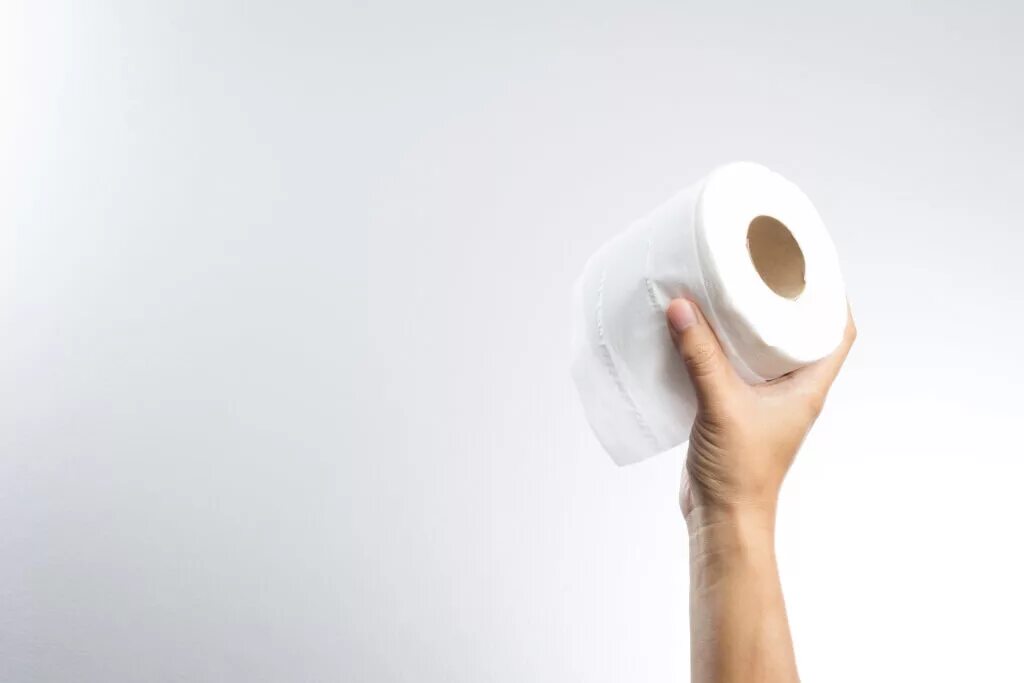 Туалетная бумага в руке. Рулон туалетной бумаги в руке. Человек в туалетной бумаге. Человек с рулонами туалетной бумаги. Бумага кончается