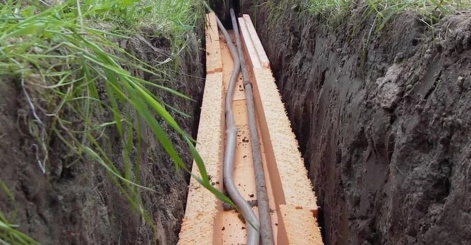 Утеплитель для труб пнд 32 под землей. Утепление частного водопровода. Труба для водопровода в земле. Теплоизоляция для труб канализации 110 в земле. Утеплитель для труб пнд 32 под землей.