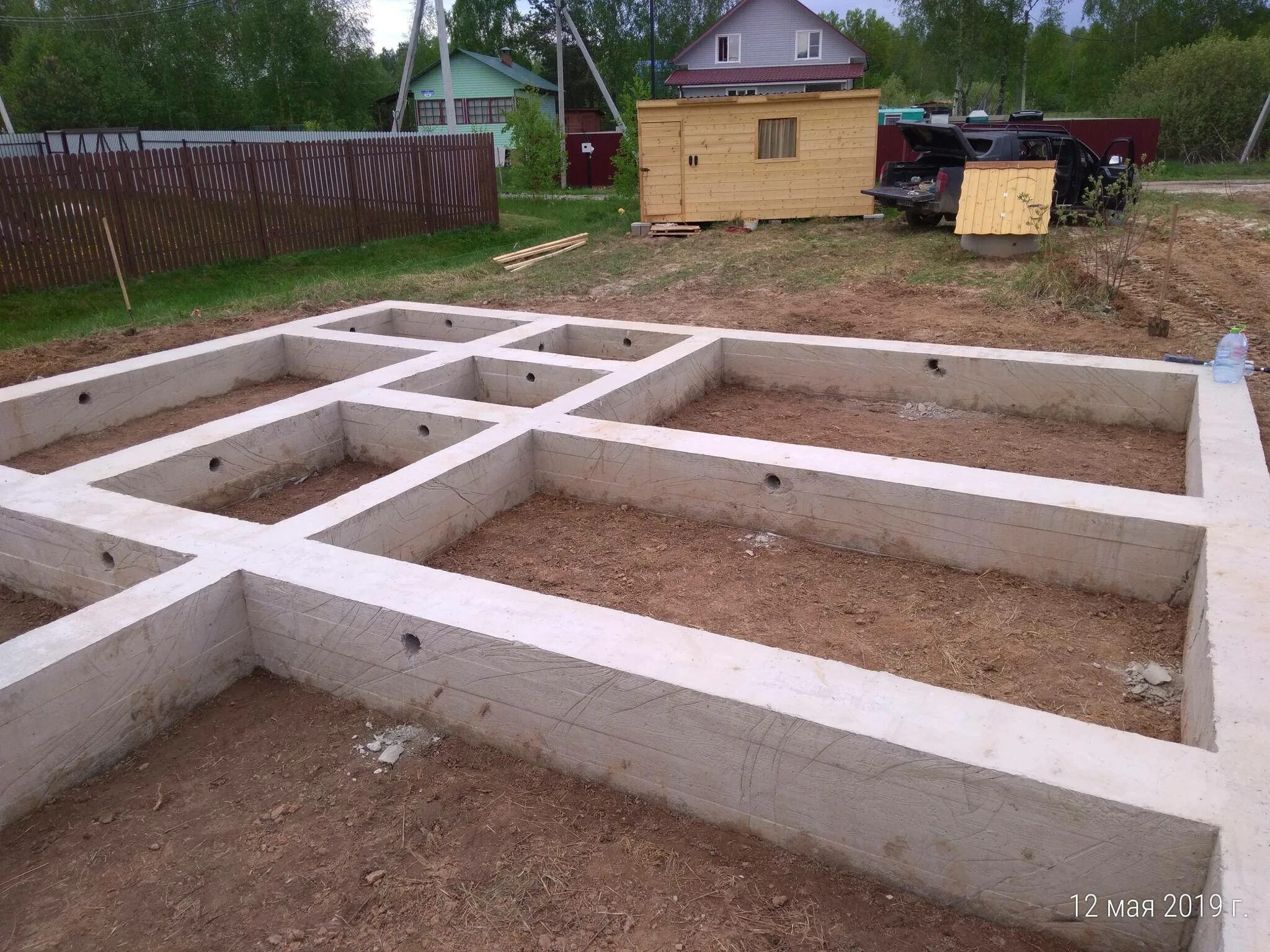 Заливаем фундамент. Заливка фундамента. Дом с фундаментом. Фундамент под ключ. Стоит залить фундамент под дом.