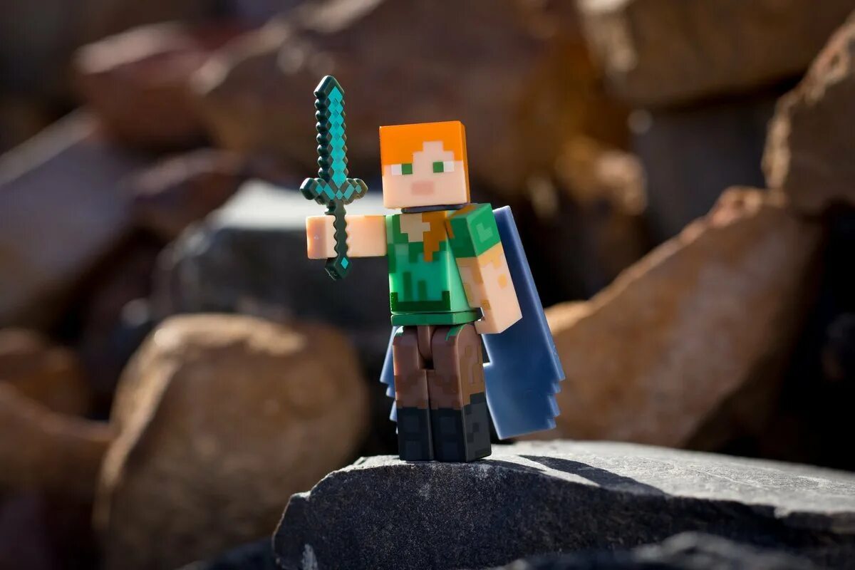 Алекс майнкрафт. Майнкрафт Стив и Алекс с мечами. Minecraft фигурки. Алекс с мечом из МАЙНКРАФТА.