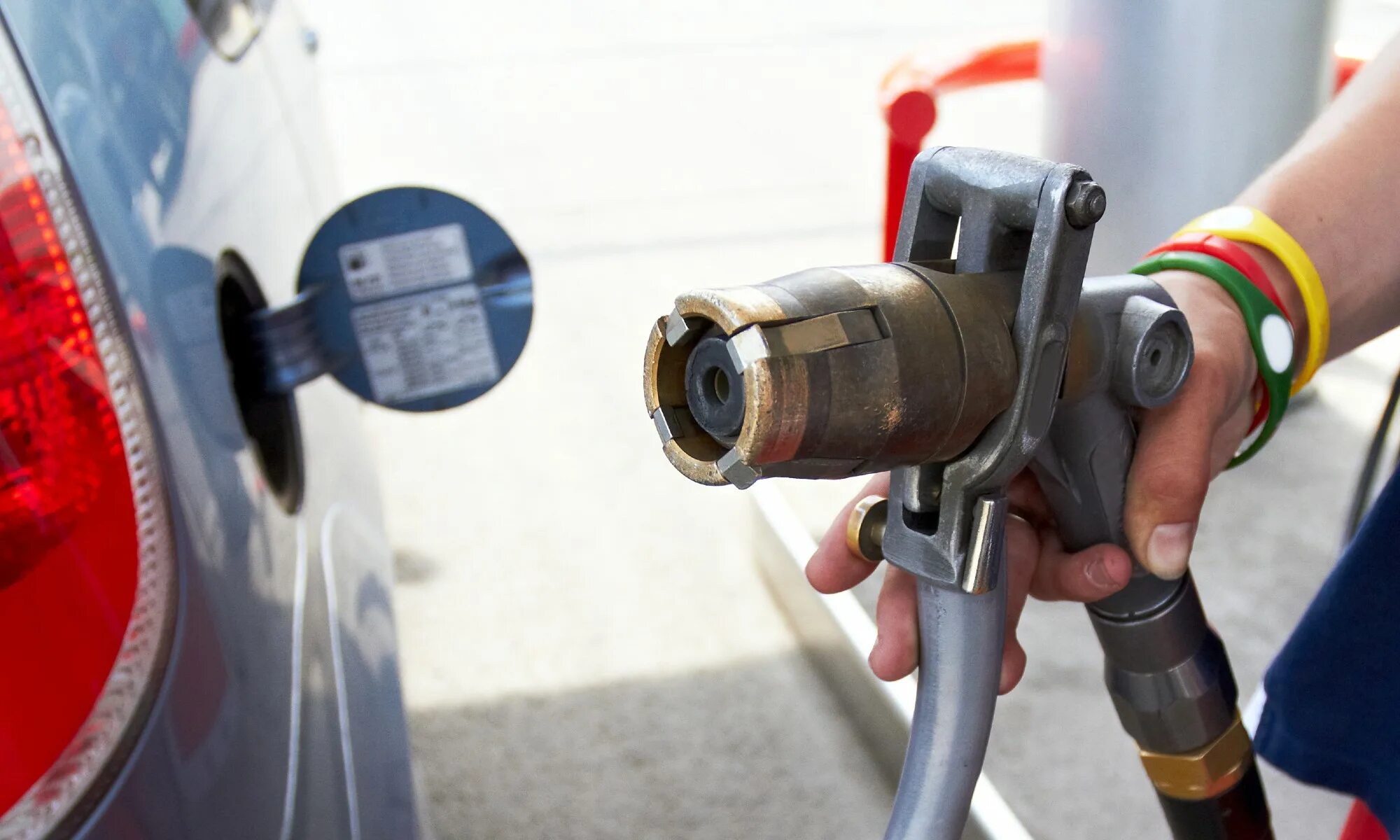 Заправочные станции для автомобилей. Автомобильный бензин. Гбо на авто. Машину заправляют газом. Заправка автомобиля пропаном.