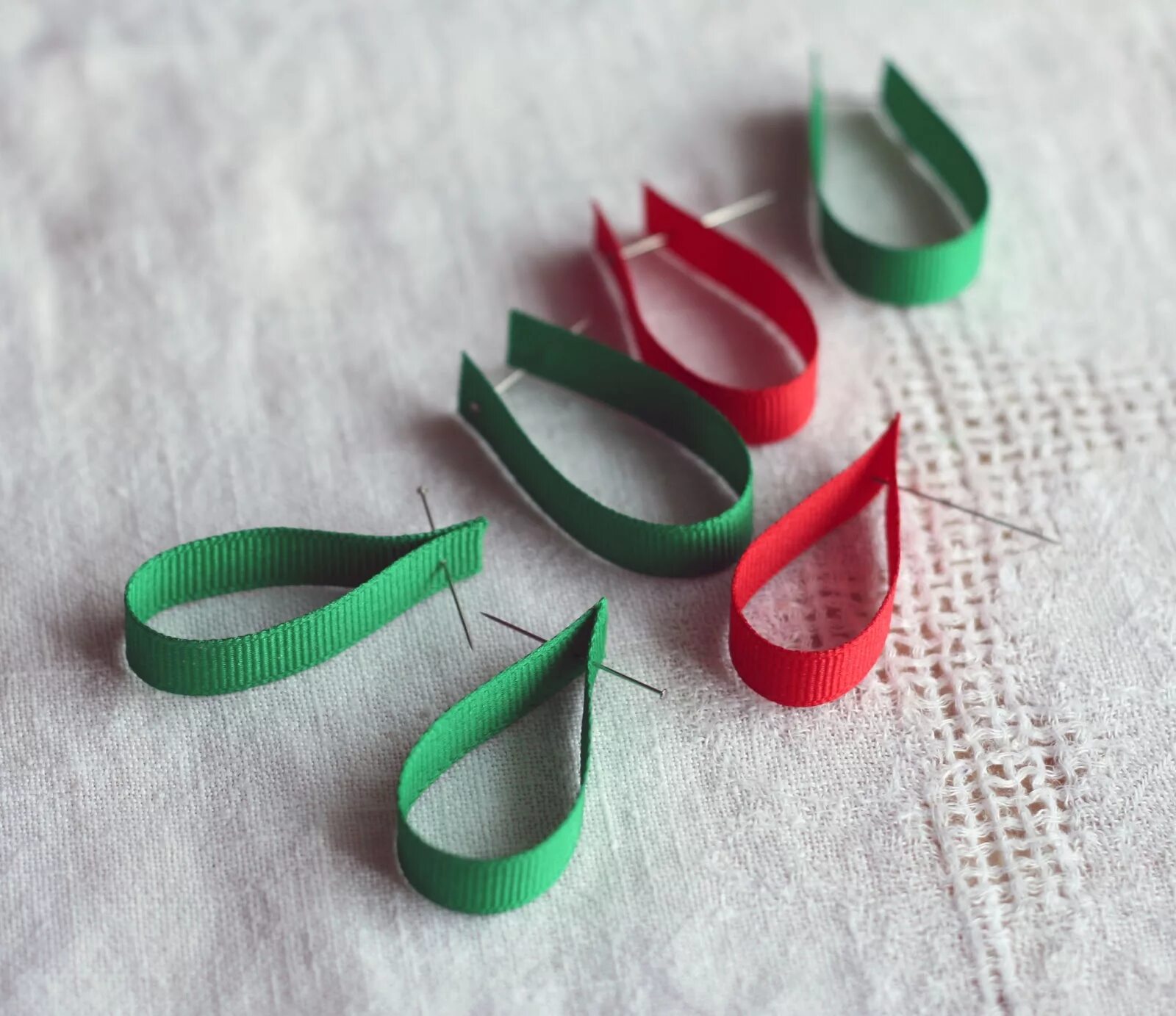 ёлочные игрушки своими руками из подручных материалов. поделки из ленточек на новый год. что можно сделать из новогодней ленты. новогодние украшения из лент. бант из ленты на елку.