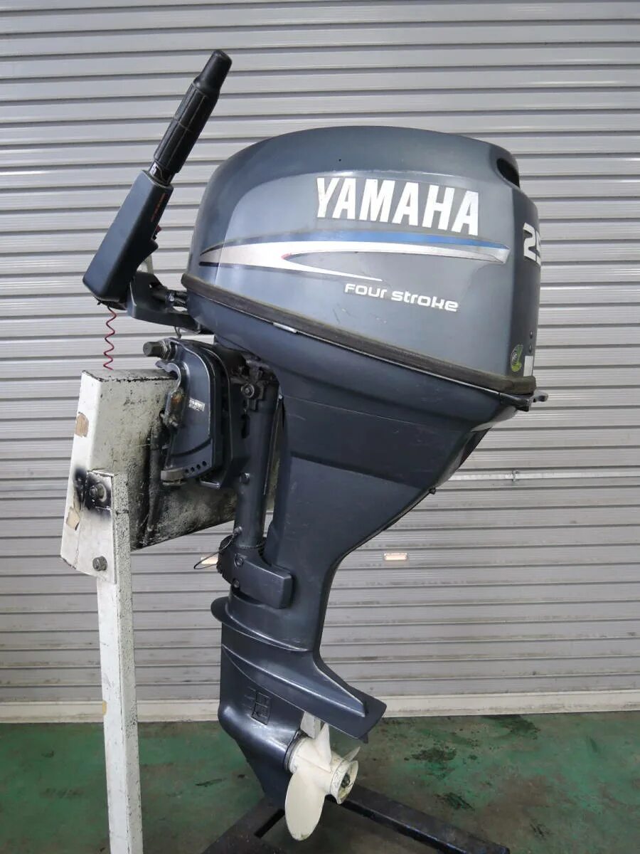 Моторы ямаха четырехтактные купить. Yamaha Лодочный мотор 25 л. Мотор Лодочный 9.9 Ямаха 2000. Ямаха 25 4 такта. Мотор Ямаха 25 четырехтактный.