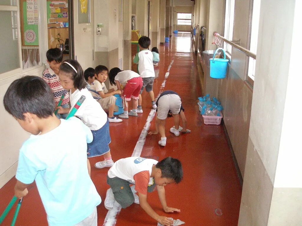 Японские дети убираются в школе. Уборка в японской школе. Школа туалет в Японии. Японские школьники убираются в школе.