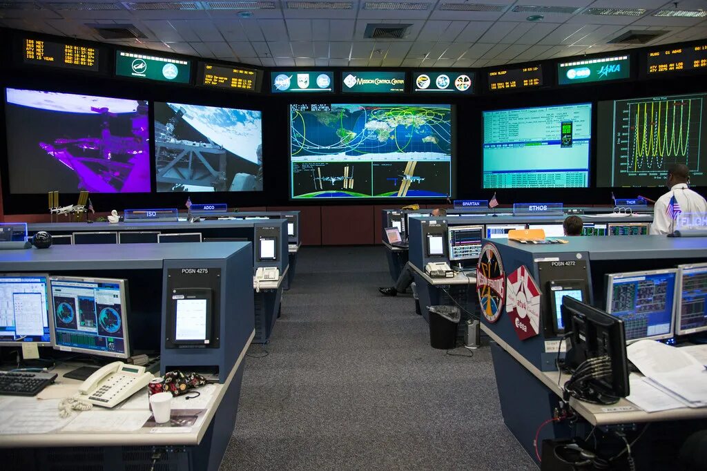 Центр управления полетами НАСА. NASA командный центр. ЦУП Роскосмос. Центр управления полетами Хьюстон.