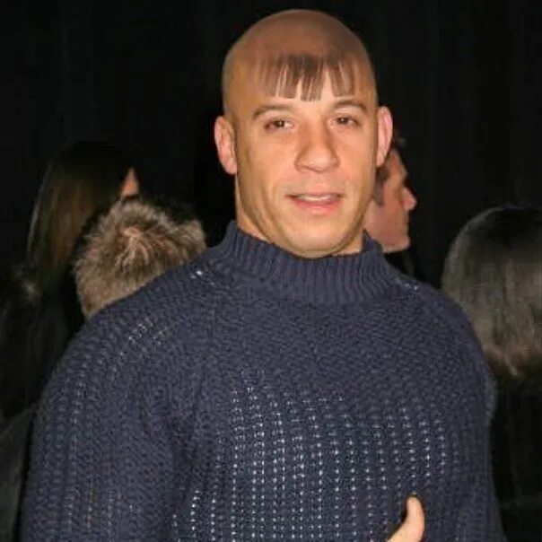 Вин дизель с челкой. Необычные стрижки на короткие волосы с челкой. Японец с смешной прической. Стрижка челка штрих код. Илья прусикин стрижка.