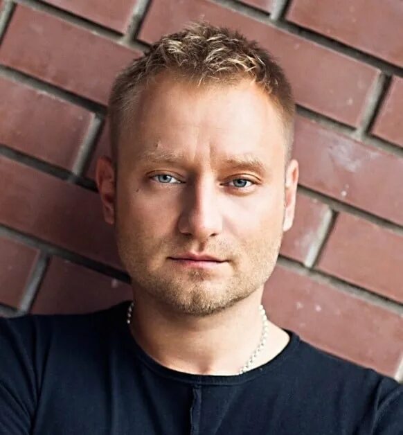 Алексей хворостян биография и личная жизнь певец Спустя 16 лет после "Фабрики Звезд" Алексей Хворостян все такой же красавчик О