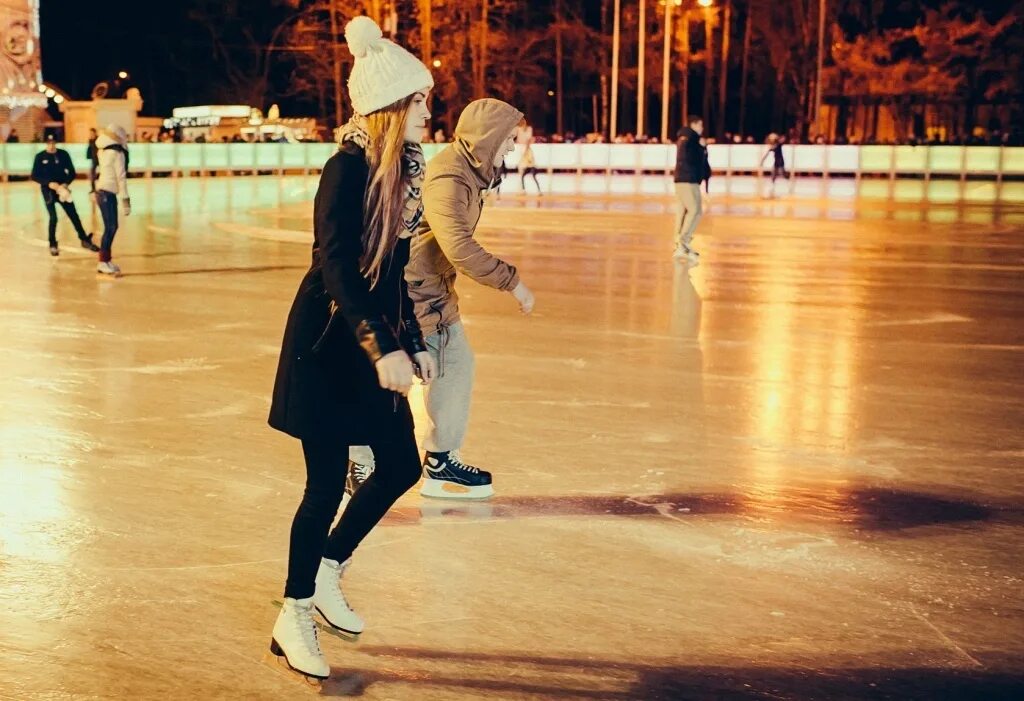 Девушка на коньках. Фотосессия на коньках. Парочка катается на коньках. Девушка катается на коньках.