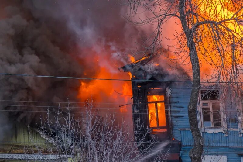 Как в доме был пожар. Дом горит. страшный пожар. пожар картинки. деревянный дом в огне.