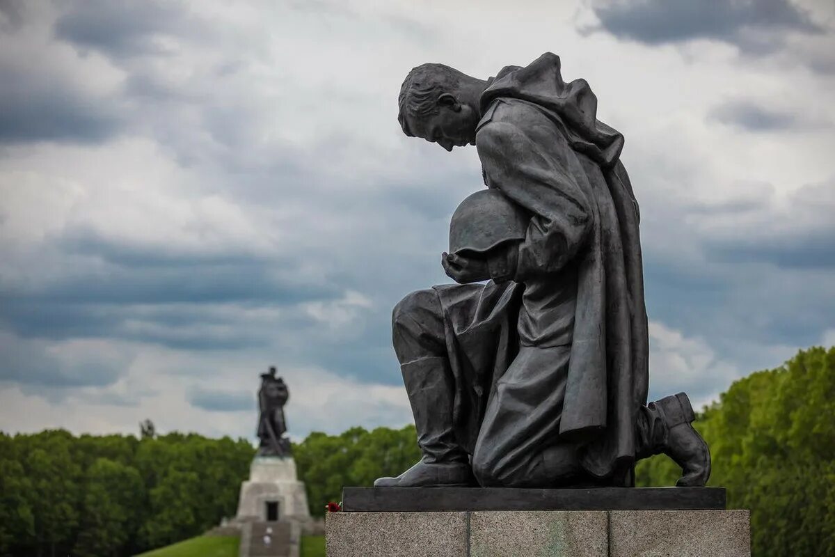 Памятник солдату с девочкой спасенной на руках. Памятник трептов парк в берлине. вучетич. «воин-освободитель». трептов-парк, берлин. трептов-парк мемориал советским солдатам. воин-освободитель трептов-парк берлин.