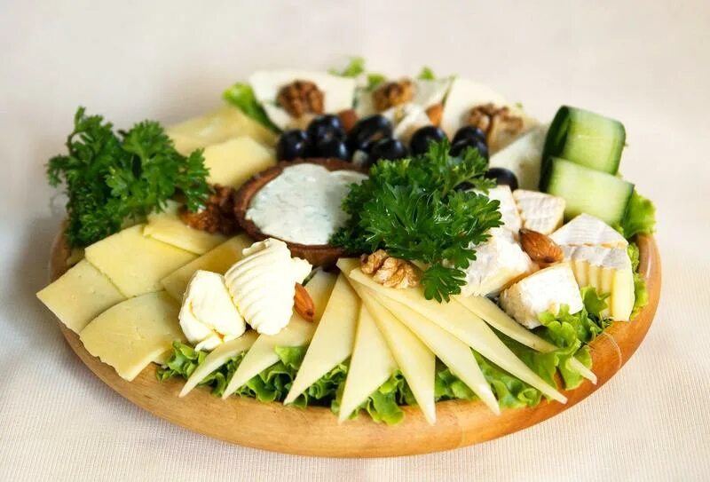 Свежие овощи и сыры. Украшение сырной тарелки. Красивая сырная тарелка. Сыр нарезка. Сырное ассорти нарезка.