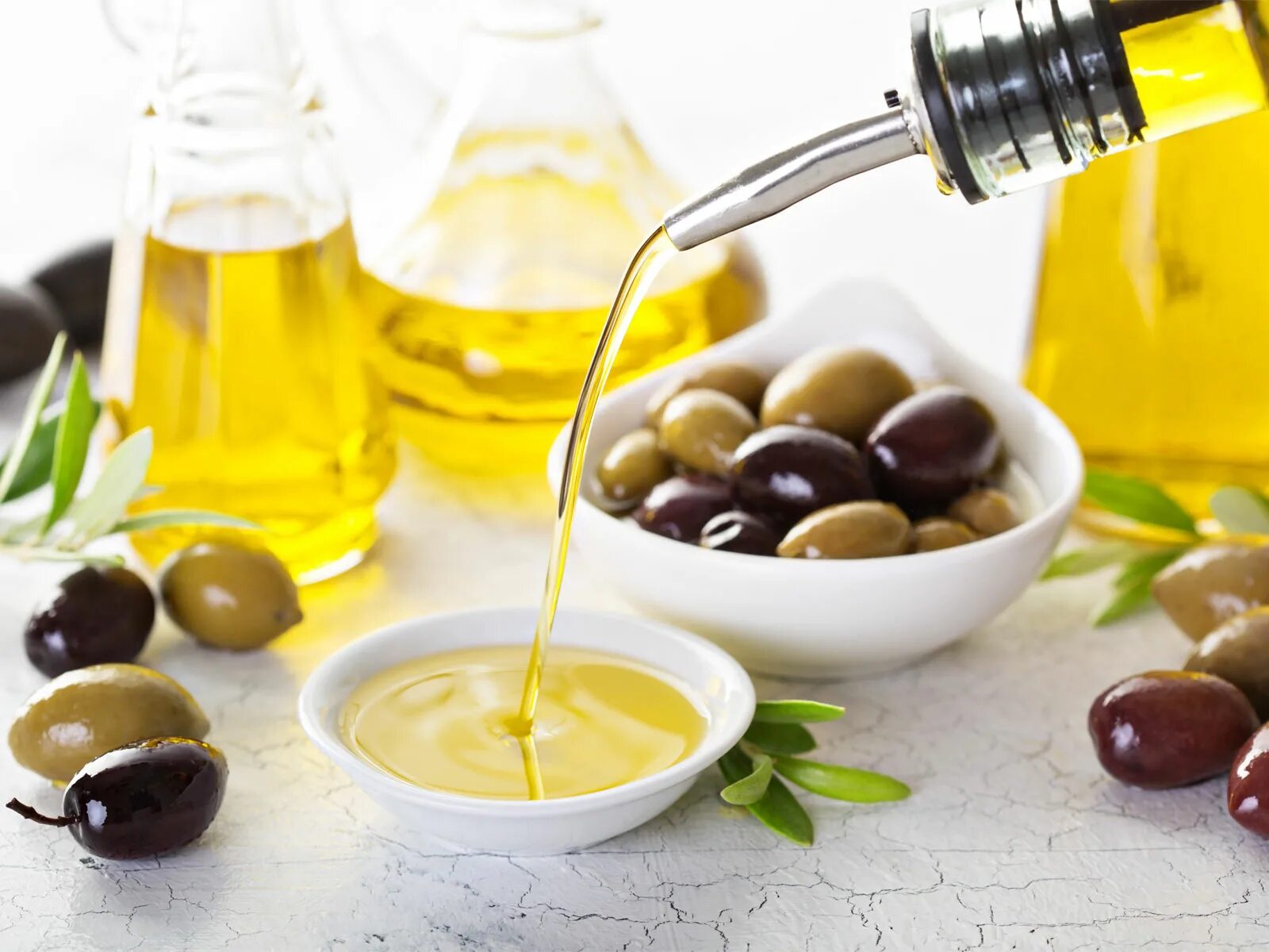 Вода и оливковое масло