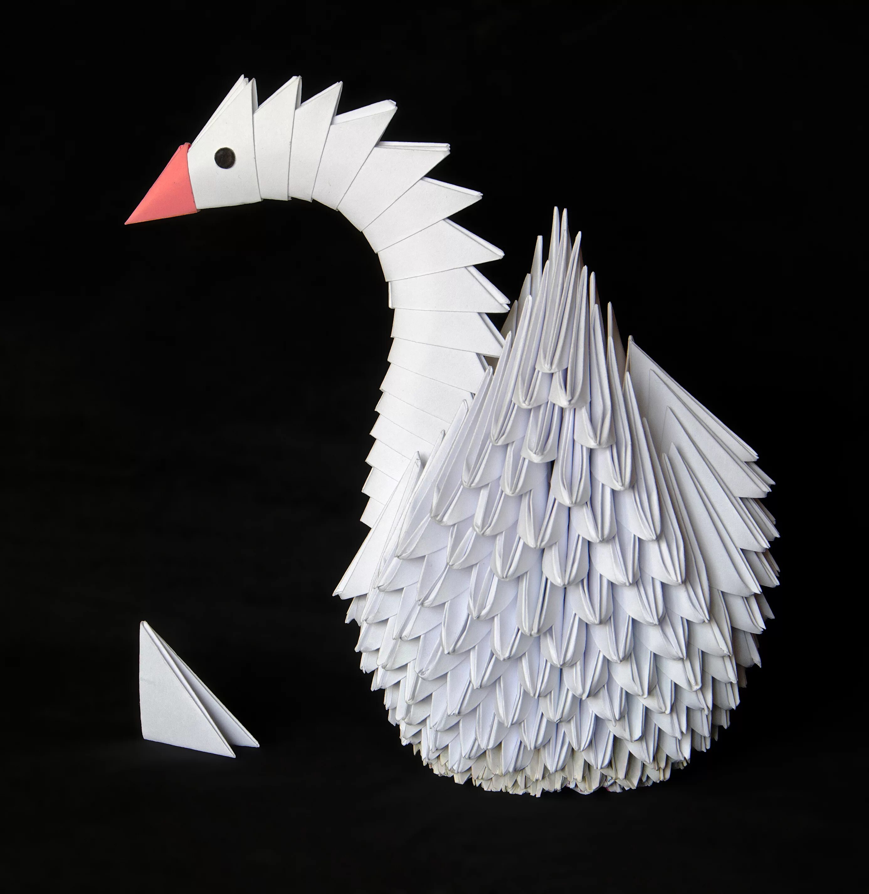 Лебеди из бумаги из модулей. Оригами. Модульное оригами. Модульное оригами из бумаги. Оригами лебедь.