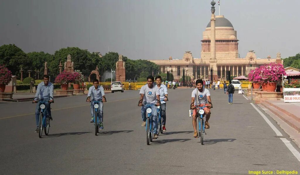 Дели клуб. Дели клубы. Zee Delhi NCR Live. People at Sightseeing in India. Guru Ravidas Marg about the Street in Delhi.