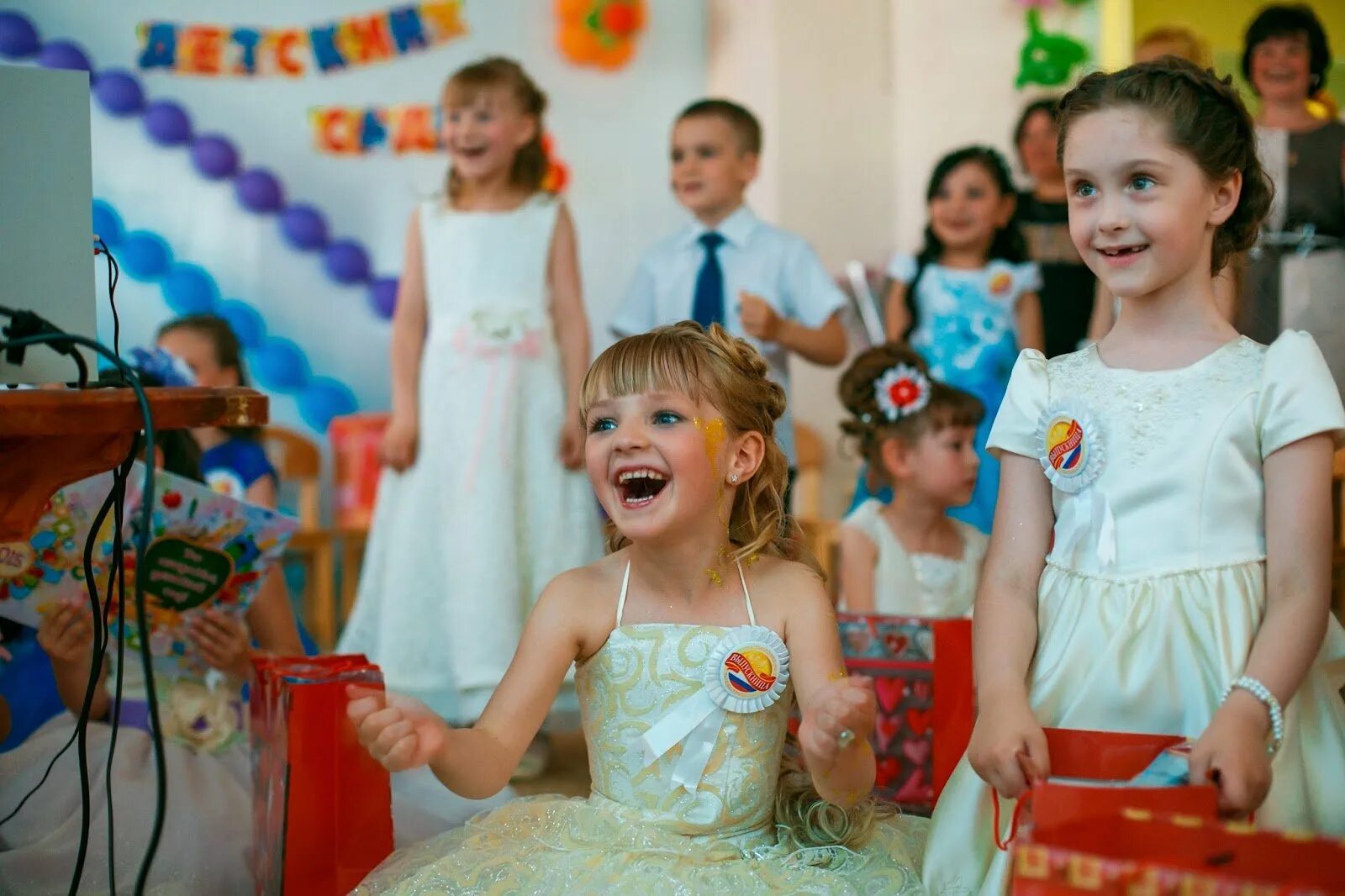 Выпуск в садике. Выпускной в саду. Выпускной в садике. Детские сады выпускной. Выпускные в детских садах.