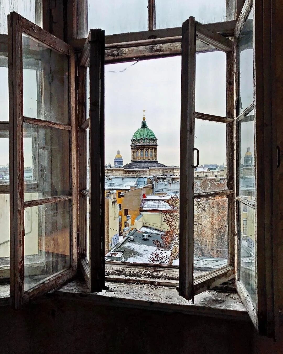Старинные окна. Вид из питерского окна.