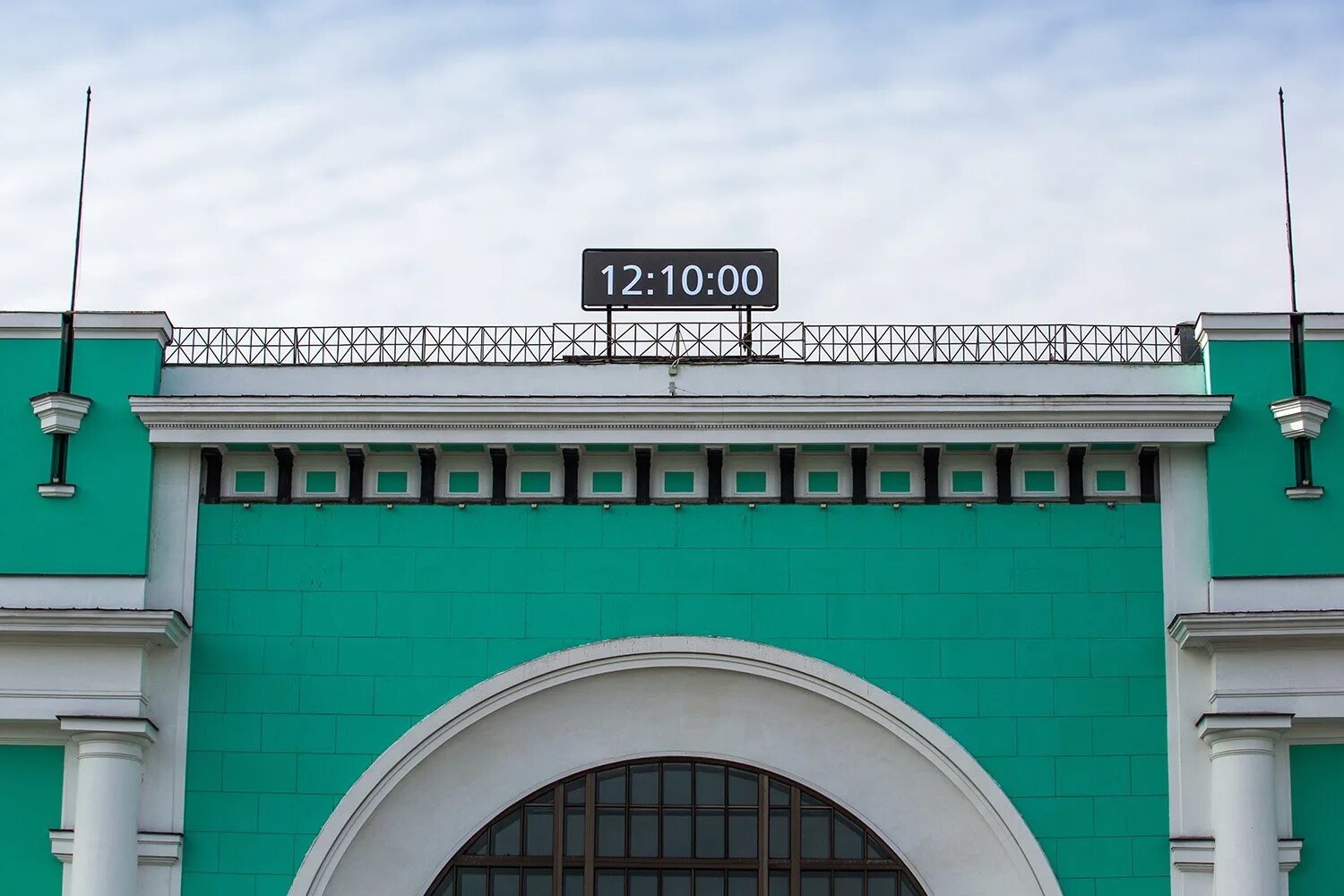 Табло на жд вокзале. Пригородный вокзал новосибирск. Табло на вокзале. Жд вокзал новосибирск главный табло. Жд вокзал новосибирск главный табло.