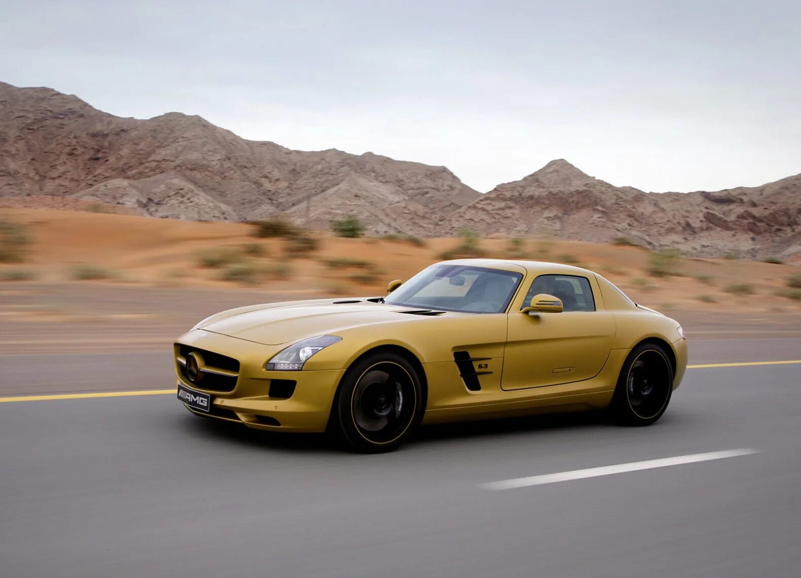 Mercedes SLS AMG. Мерседес СЛС АМГ золотой. Мерседес СЛС АМГ желтый. Mercedes Benz SLS AMG Desert Gold. Купить мерседес слс амг