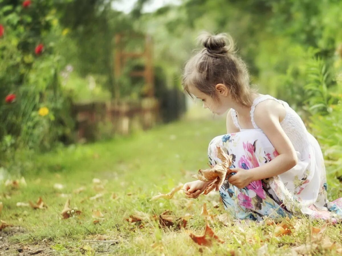 Само дающие девочки. Дети и природа. Детская фотосессия на природе летом. Девочка на природе. Маленькая девочка природа.