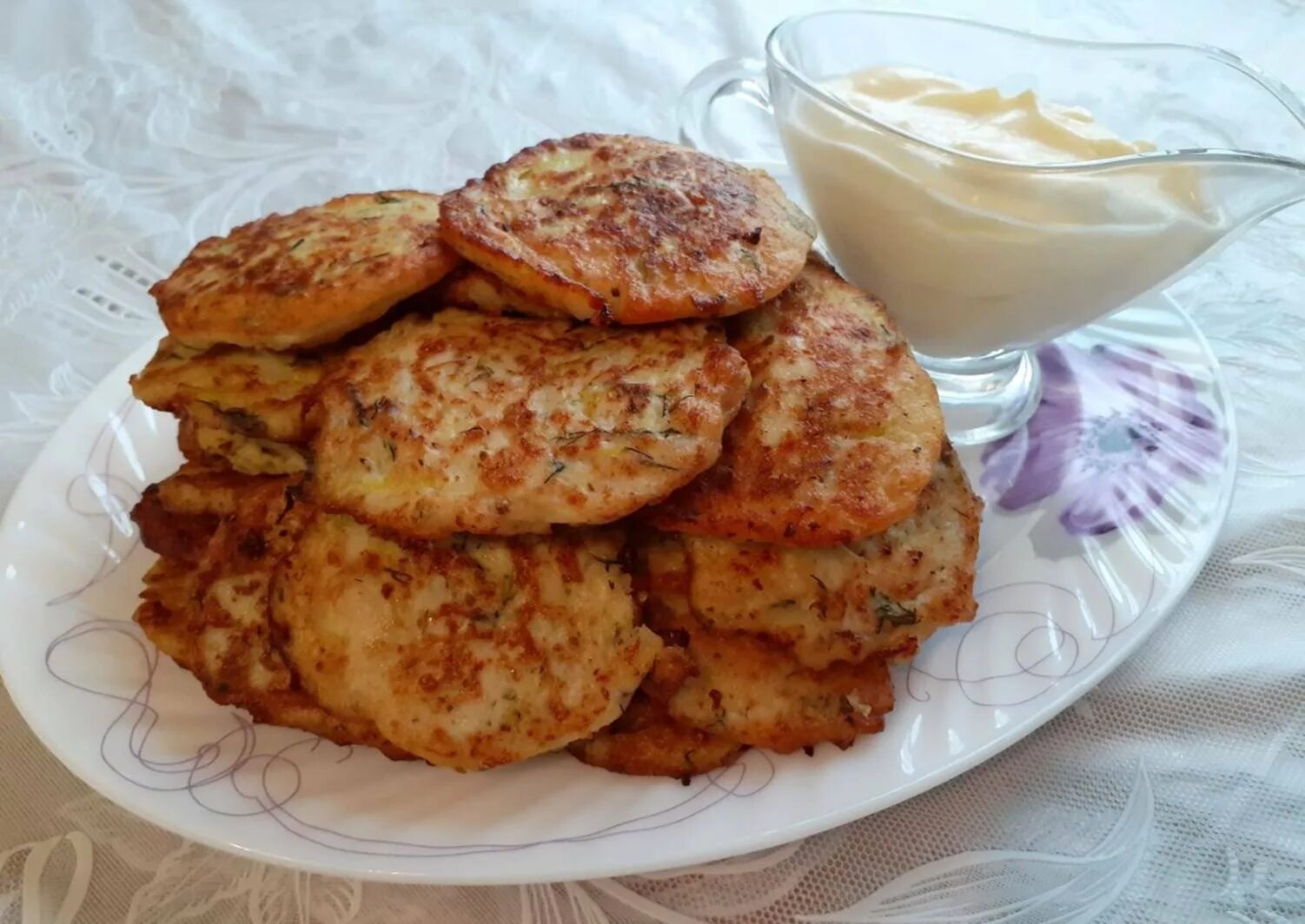 Мясные оладьи из фарша. Мясные оладьи рецепт. Оладьи из куриного фарша. Оладьи с мясом. Мясные оладьи.