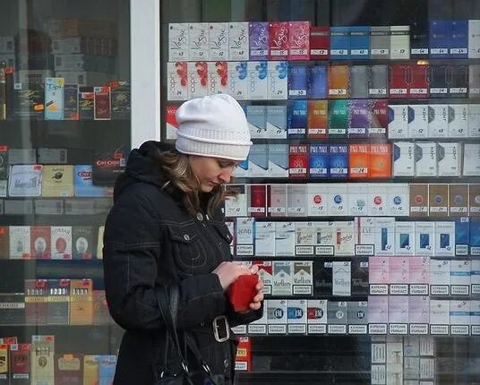 Самая дешевая пачка. Сигареты Украина. Продают ли сигареты в ларьках. Сигареты супермаркет. Сигареты какие лучше выбрать.