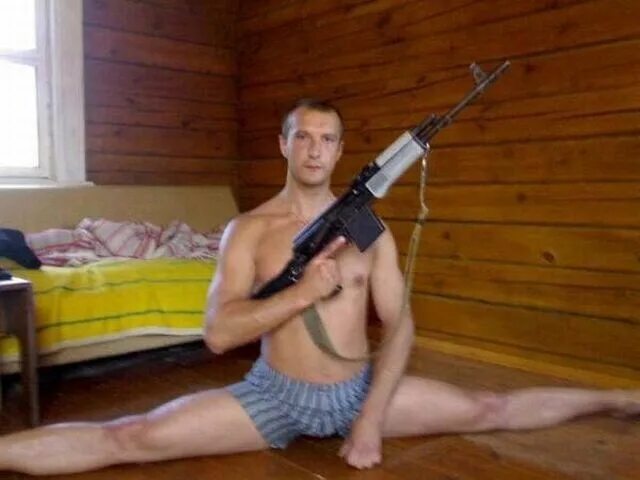 Шалашовки приехали на съемную хату и получили в дырки стволы мужчин на мальчишнике