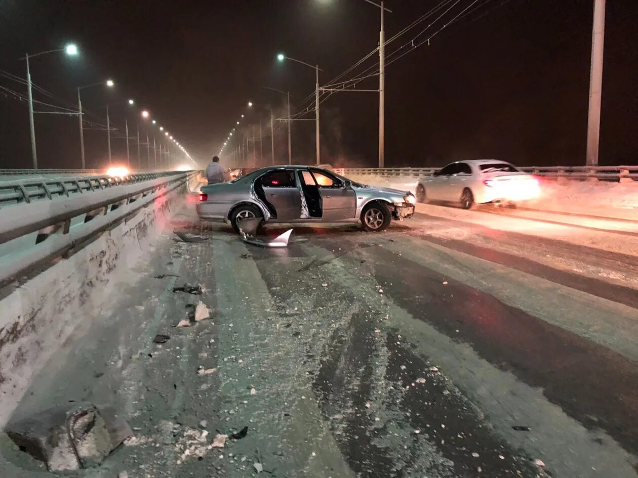 Отбойник аварии. Авария на академическом мосту. Авария на академическом мосту Иркутск. Машину занесло в отбойник.