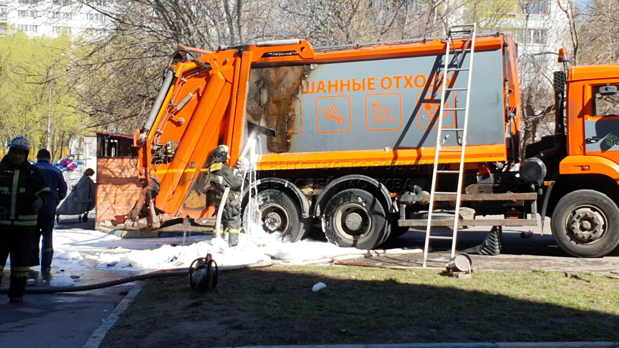 Номер мусоровоза. Воронеж мусоровоз. Авария с мусоровозом в Москве. Аварии на мусоровозке в Москве.