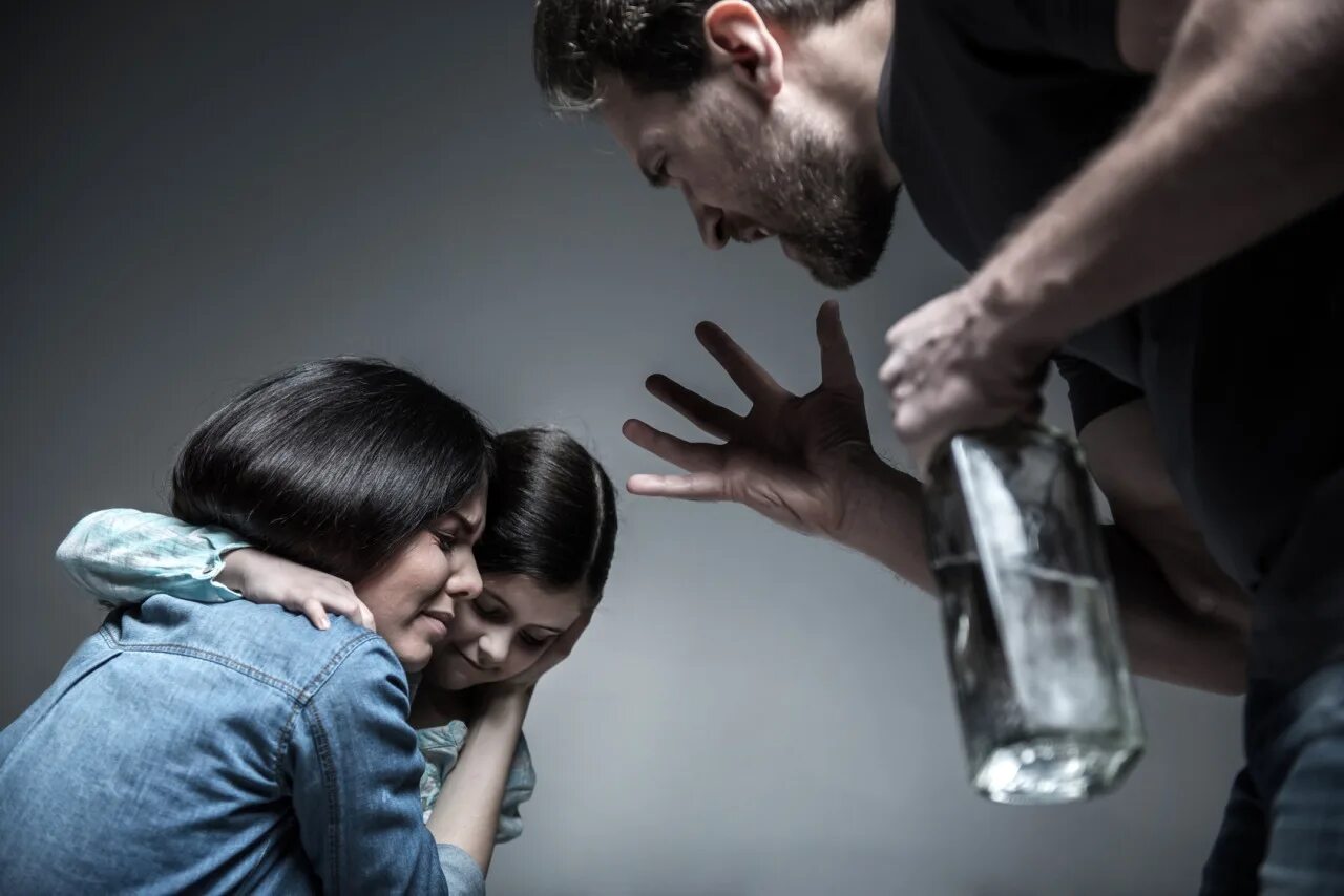 Пьянство в семье. Домашнее насилие в семье. Алкоголизм и насилие в семье. Проявлять насилие