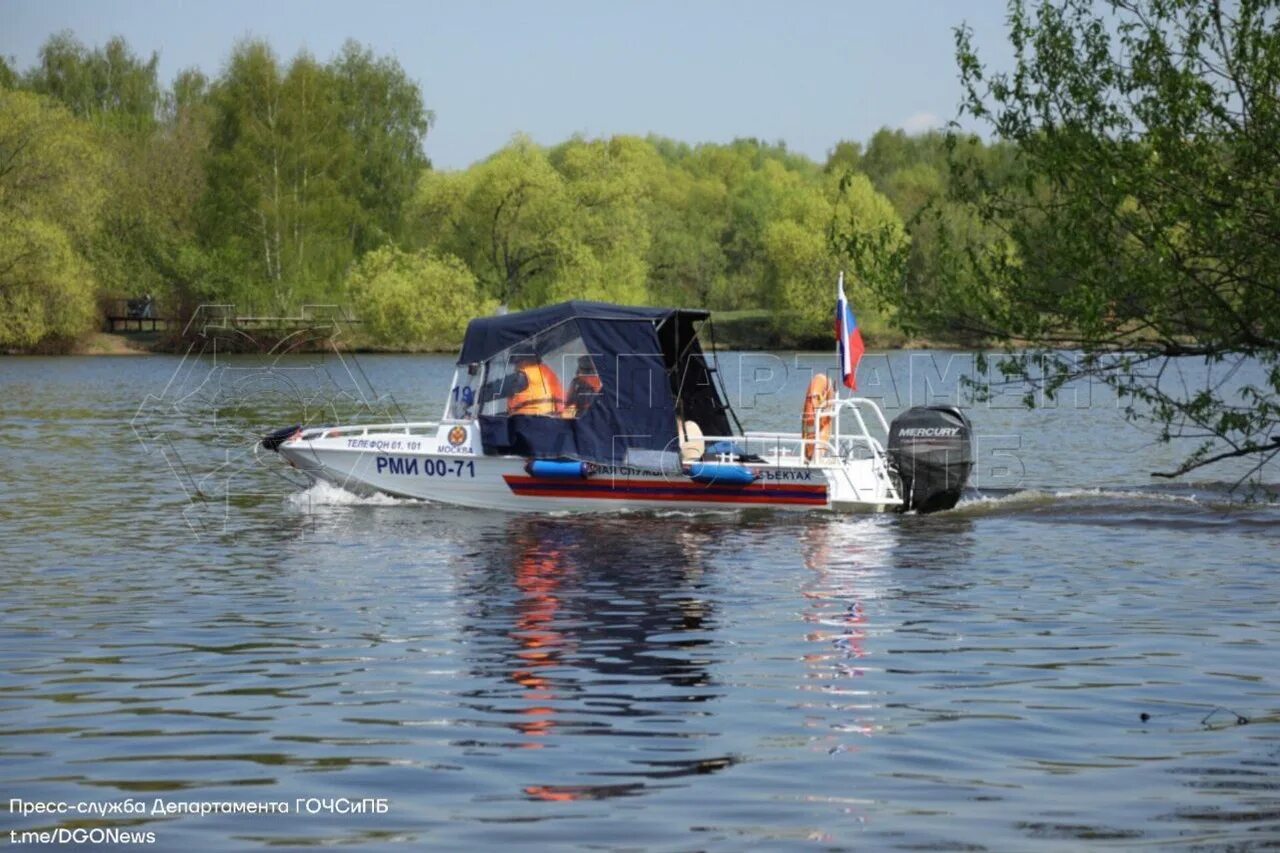 Резиновая моторная лодка с мотором. Trawler yacht boat 30ft. Катер g3 suncatcher v16. 3д модель катер моторная. Катер на 3 человек.