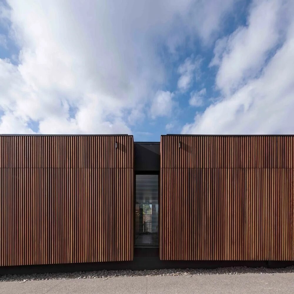 Деревянный фасад. Жалюзийные фасады зданий. Деревянные ламели для фасада. Отделка фасада рейками. Реечный фасад.