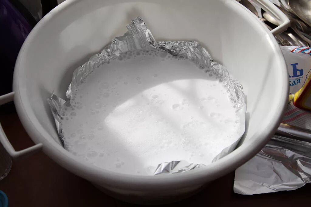Как почистить серебро в домашних условиях содой. Чистка серебра содой. Содовый раствор для посуды. Фольга и сода. Пищевая фольга + сода.