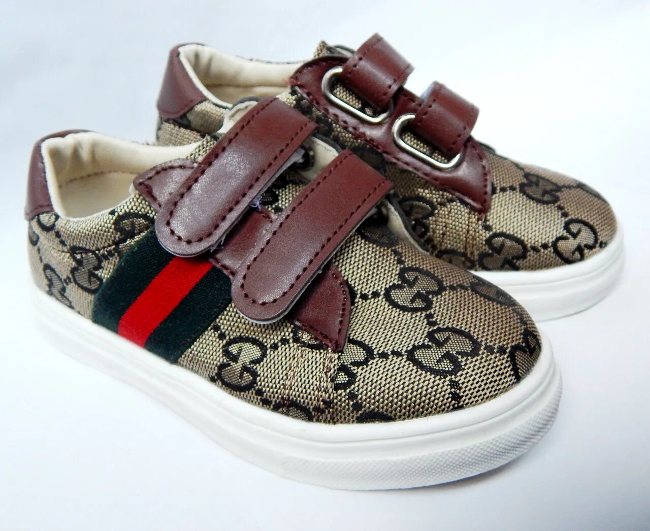 Оригинальные детские кроссовки. Детские кроссовки на ноге. Антивандальные кроссовки детские. Модные кроссовки для детей. Красивые кроссовки для детей.