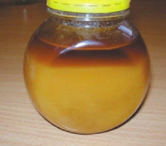 Мед сверху вода. Расслоенный мед. Мед расслоился. Расслоился мед в банке. Потемнение меда.