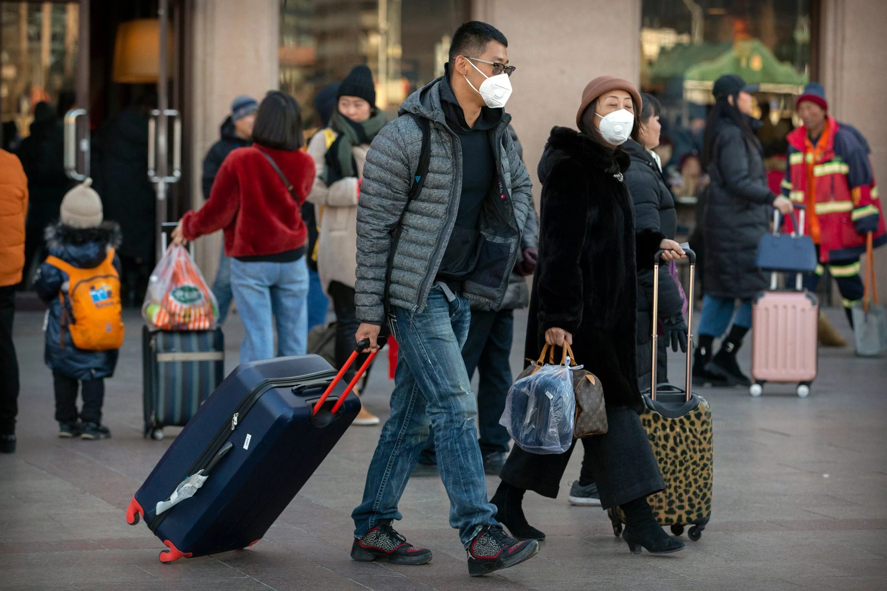 Китаец переехал. Китайцы на вокзале. Китайцы с чемоданами. Люди в масках на вокзале. Китайские туристы в аэропорт Китая.