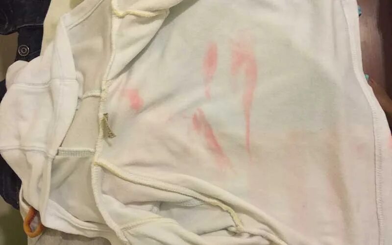 Полиняла кофта. Пятна на одежде. полиняла ткань. полинявшие пятна. полиняла цветная ткань.